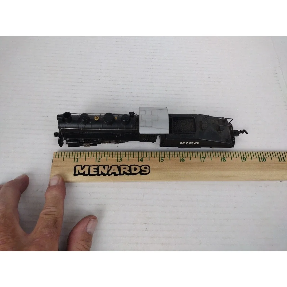 HO Bachmann AT&SF 0-6-0 Steam Locomotive Lighted and #2126 Tender